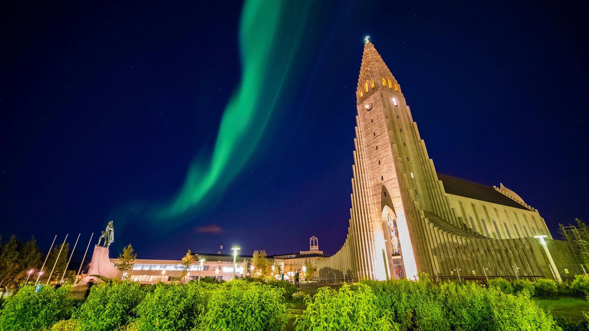 Hallgrimskirkja in Reykjavik mit Polarlicht