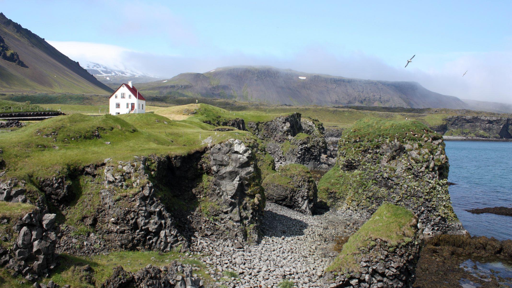 Postkartenidylle – Einsames Haus in Westisland