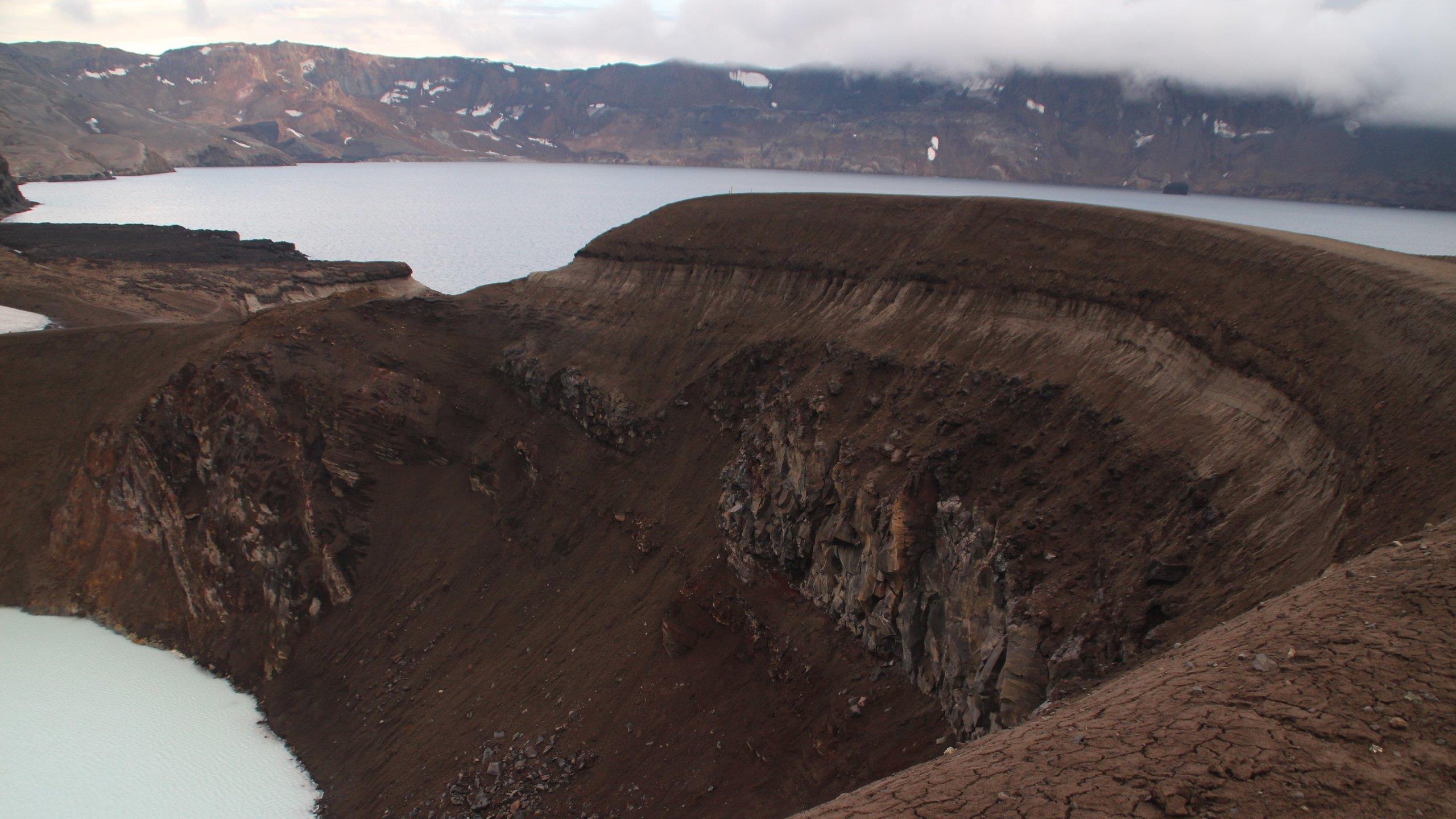 Der Viti Krater und der Öskjuvatn See im Hochland