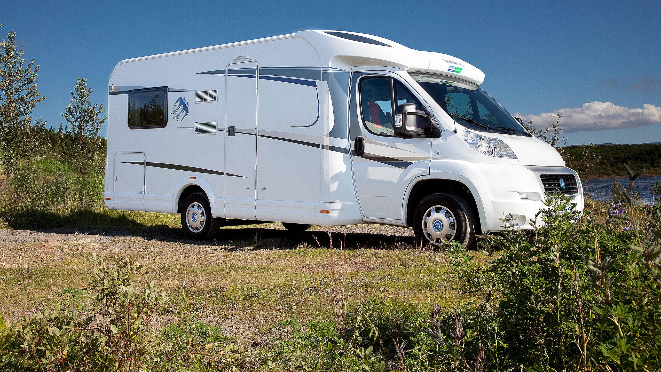 Im teilintegrierten Wohnmobil Island entdecken